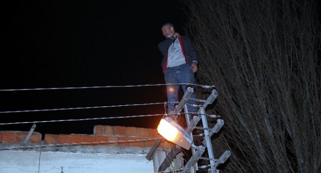 (özel Haber) Elektrik Direğine Çıkıp Boğazına Bıçak Dayadı...
