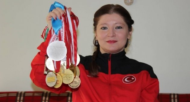 (özel Haber) Eline İlk Defa Silah Aldı, Şampiyon Oldu