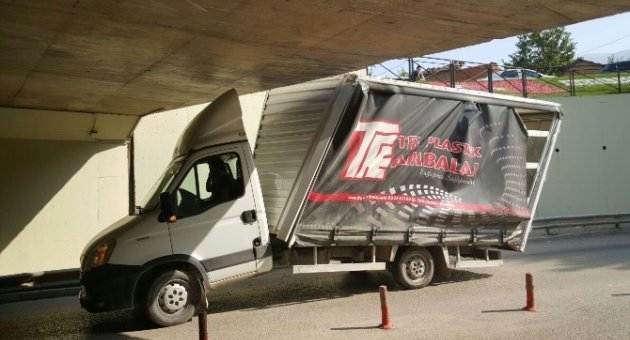 (özel Haber) Emanet Kamyonetle Alt Geçitte Sıkıştı