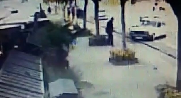 (özel Haber) Hızla Gelen Otomobil Otoparkçıyı Böyle Uçurdu