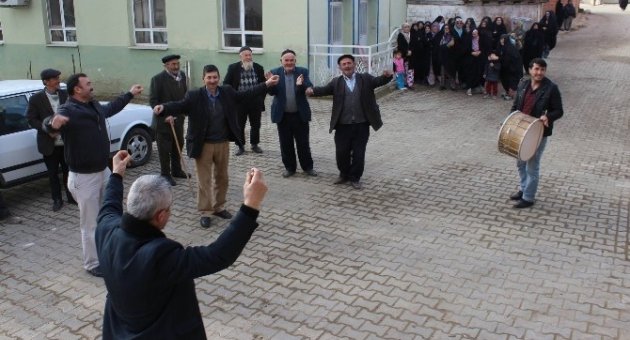 (özel Haber) İçme Sularını Kurtaran Köylü Kadınlar, Davayı Çiftetelli Oynayarak Kutladı