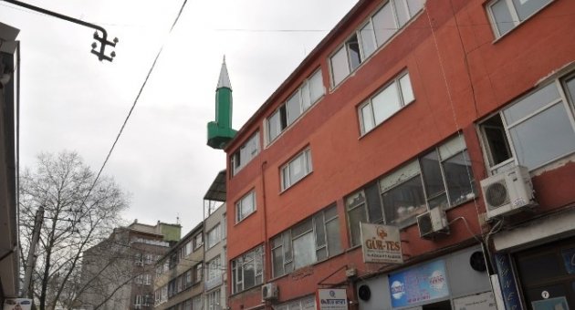 (özel Haber) İş Hanının Çatısındaki Minare Görenleri Şaşırtıyor