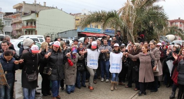 (özel Haber) İşten Çıkarılan Kafkas İşçileri Göbek Atarak Eylem Yaptı