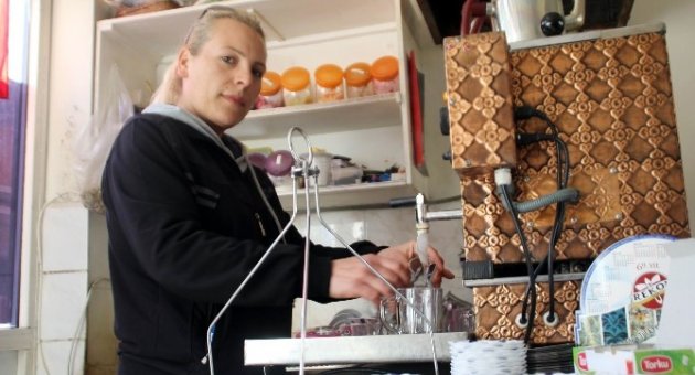 (özel Haber) Kadın Öğretmen Hem Kahvecilik, Hem Lokantacılık Yapıyor