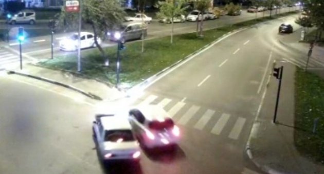 (özel Haber) Kırmızı Işıkta Geçen Araçlar Böyle Kaza Yaptı