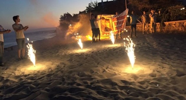 (özel Haber) Kumsalda Müzikli, Pankartlı Evlenme Teklifi