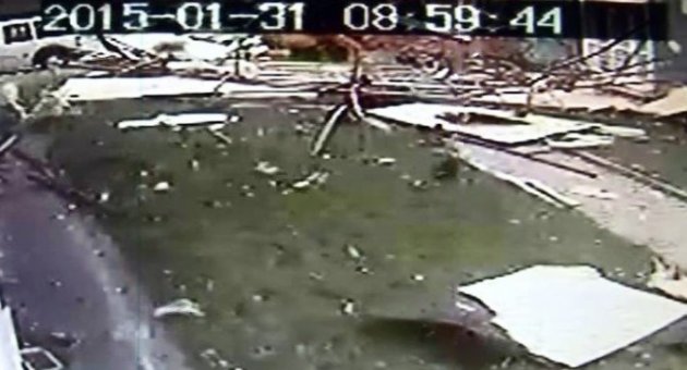 (özel Haber) Lodos Çatıyı Araçların Üzerine İşte Böyle Uçurdu
