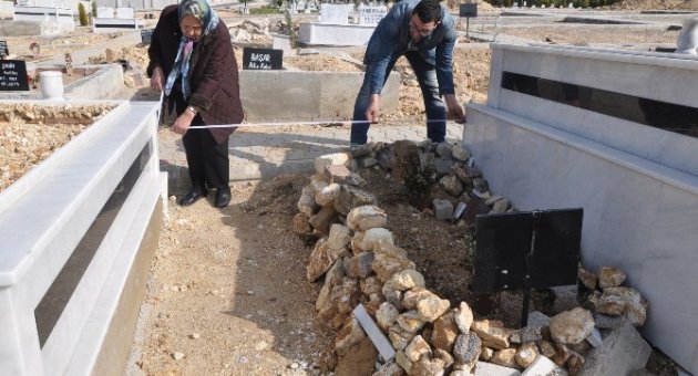 (özel Haber) Mezarlıkta Az Yere Çok Kişi Gömülüyor İddiası