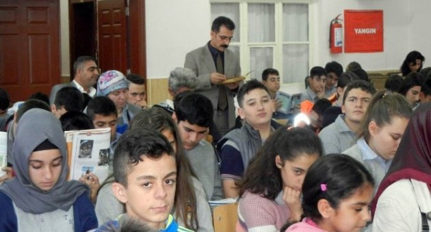 (özel Haber) Öğrenciler Okulda Anne Ve Babalarıyla Kitap Okumaya Başladı