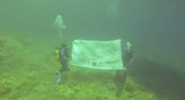(özel Haber) Polis Adayları Anneler Gününü Su Altında Kutladılar