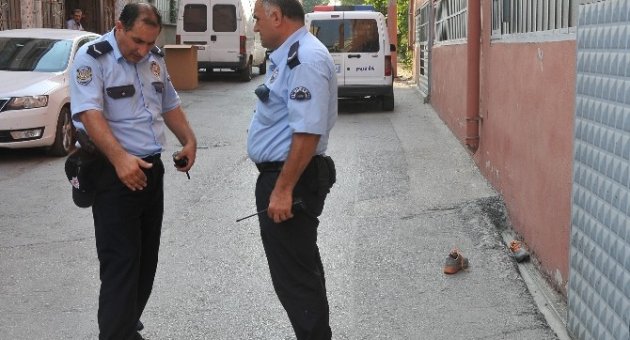 (özel Haber) Polisten Kaçan Hırsız Kül Kedisi Gibi Geride Ayakkabılarını Bıraktı