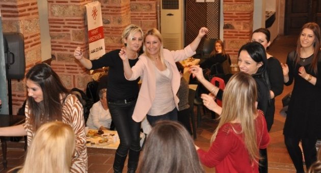 (özel Haber) Sağlıkçı Kadınlar 8 Mart’ı Oynayarak Kutladı