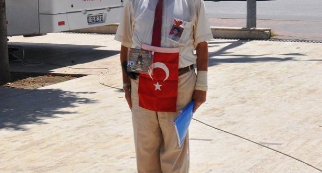 (özel Haber) Şehit Babasından Tek Başına Saygı Duruşu