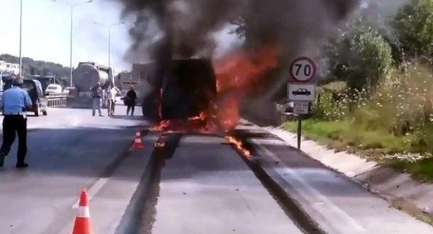(özel Haber) Seyir Halindeki Kamyonet İşte Böyle Yandı