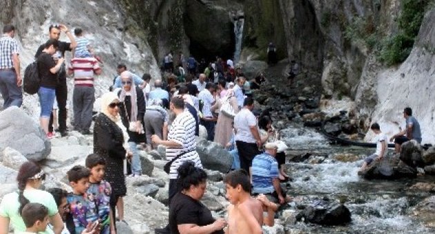 (özel Haber) Sıcaktan Bunalan Vatandaşlar Buz Gibi Şelalede Serinliyor