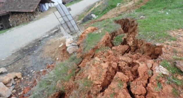 (özel Haber) Sındırgı’da Korkutan Heyelan