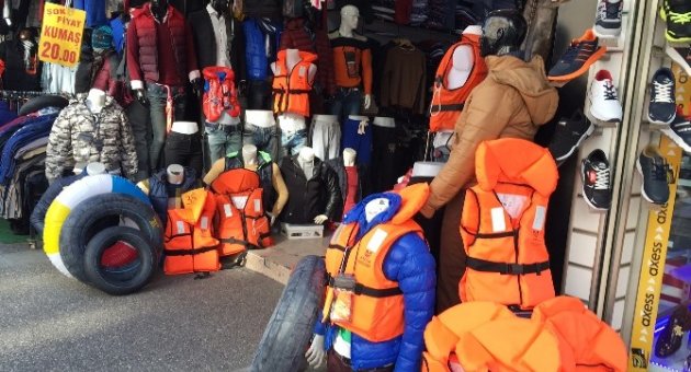 (özel Haber) Suriyelilere ‘can’ Yeleği ’can’sız Mankenlerle Satılıyor