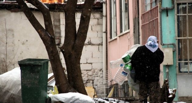 (özel Haber) Yaşlı Kadının Kar Altındaki Ekmek Savaşı