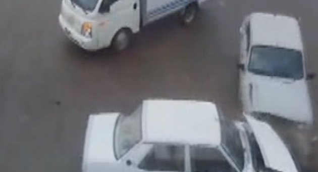 (özel Haber) Yol Ortasında Bekleyen Yaya Havaya Uçtu