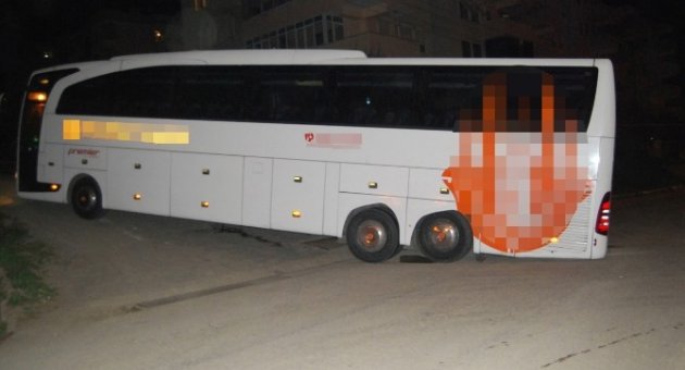 (özel Haber) Yolcu Otobüsü Rampada Asılı Kaldı