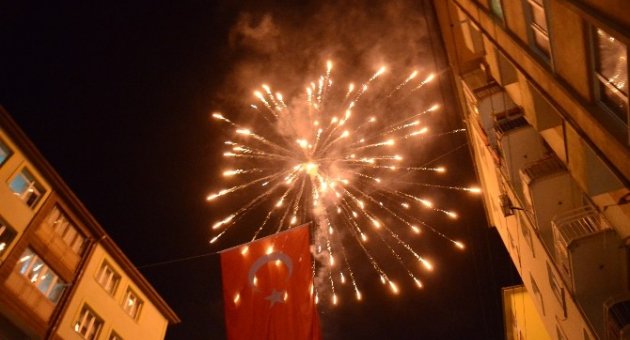 (özel)bursada Mahalle Halkının Davullu Zurnalı Havai Fişekli Halaylı Cumhuriyet Coşkusu