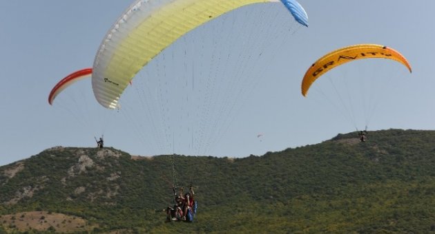 Paraşütler Gök Yüzünde Süzüldü