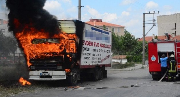 Park Halindeki Kamyon Alev Alev Yandı