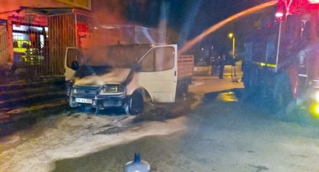 Park Halindeki Kamyonet Alevlere Teslim Oldu