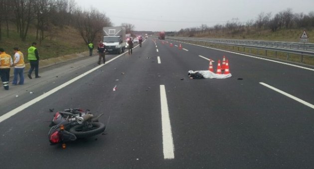 Park Halindeki Kamyonete Çarpan Motosiklet Sürücüsü Hayatını Kaybetti