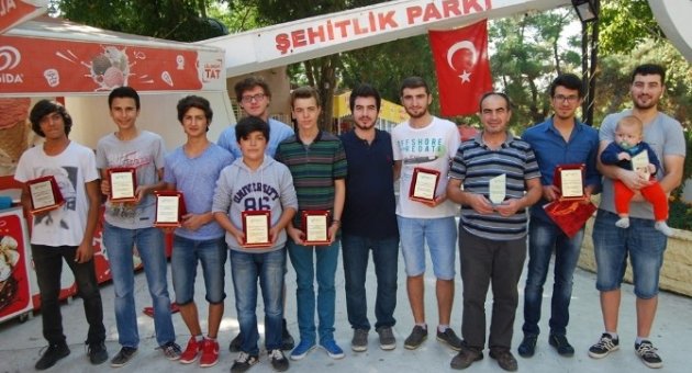 Park İşletmecisinden Garsonlarına Plaket Jesti