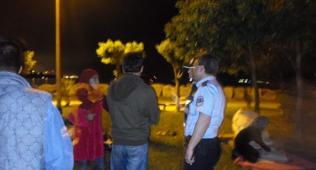 Parkta Kalan Suriyeli Aile Emniyete Teslim Edildi