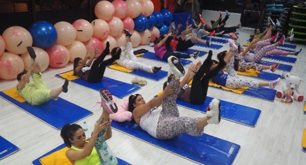 Pijamalı Pilatesle Spor Yaptılar