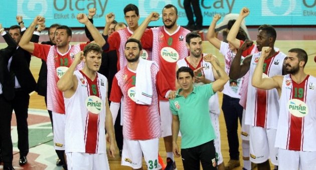 Pınar Karşıyaka Zirveyi Sevdi