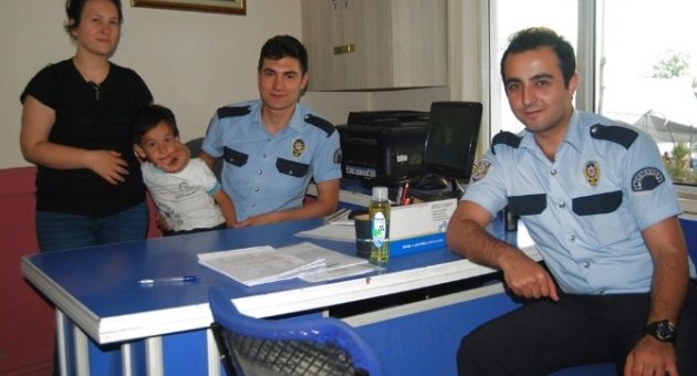 Polis Kaybolan Çocuğu Ailesine Teslim Etti