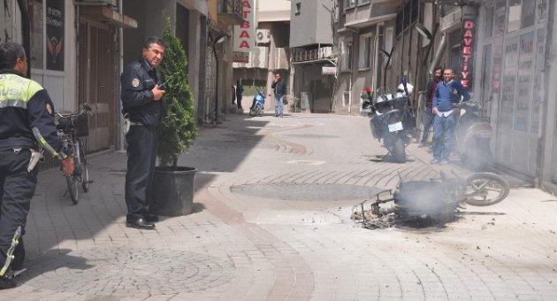 Polise Kızıp Motosikletini Ateşe Verdi
