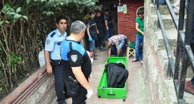 Polislerin Kendisini Eve Götürmesini İstemeyen Alkollü Yaşlı Adam Tuvalette Ölü Bulundu