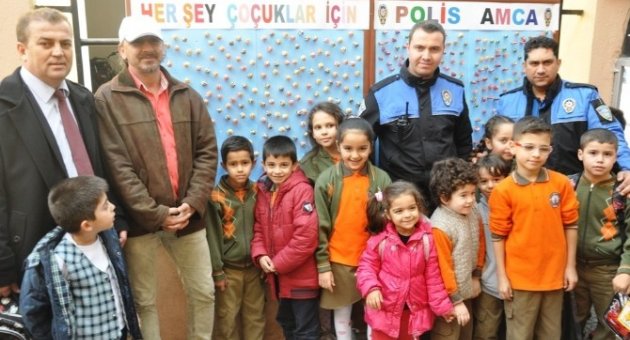 Polisten Öğrencilere Şeker