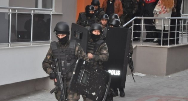 Polisten, Pompalı Tüfekle Rehin Alan Şahsa Operasyon