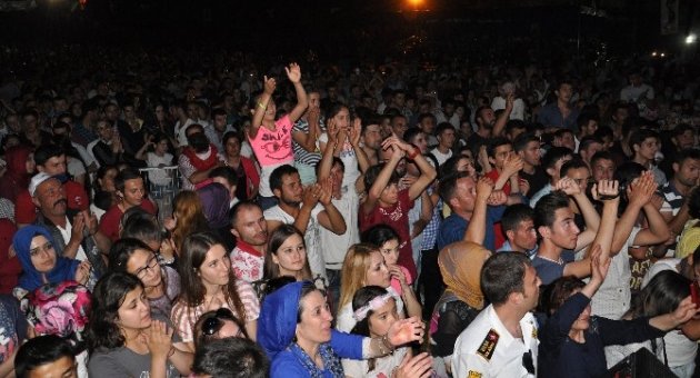 Portekizli Damat Ve Ukraynalı Gelin Yörük Düğünüyle Evlendi