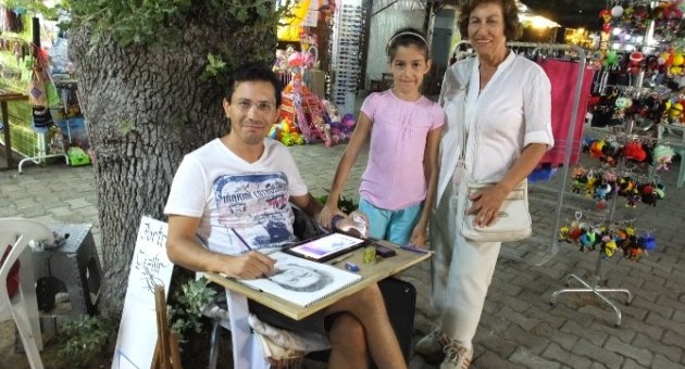 Portre Resim Çizerek Para Kazanıyor