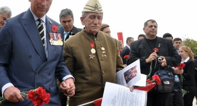 Prens Charles, Dünyanın En Yaşlı Çanakkale Gazisinin Heykeline Karanfil Bıraktı