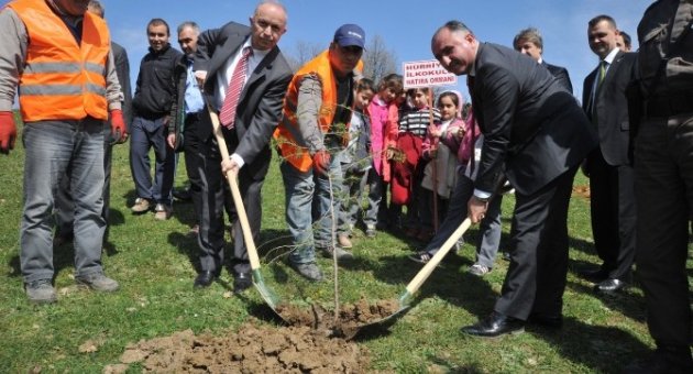 Protokol Mensupları Öğrencilerle Birlikte Fidan Dikti