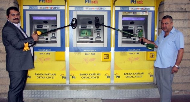 Ptt’de Kaybolan Paraları Dedektörle Aradılar
