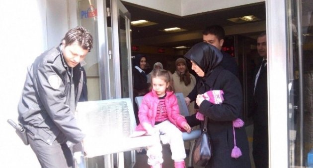 Ptt’de Sıra Bekleyen Küçük Kızın Bacağı Sandalyeye Sıkıştı, İtfaiye Seferber Oldu