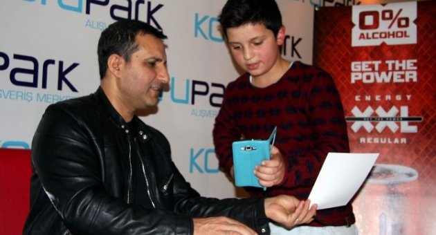 Rafet El Roman İmza Gününde Sevenleriyle Buluştu