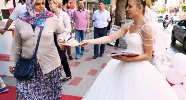 Reklam İçin Gelinlik Giydi, Evlilik Teklifleri Aldı