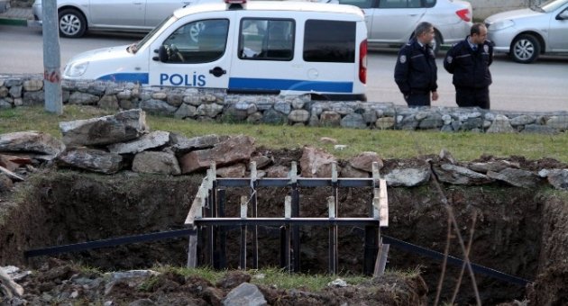Reklam Tabelasının Altından Kemikler Çıktı