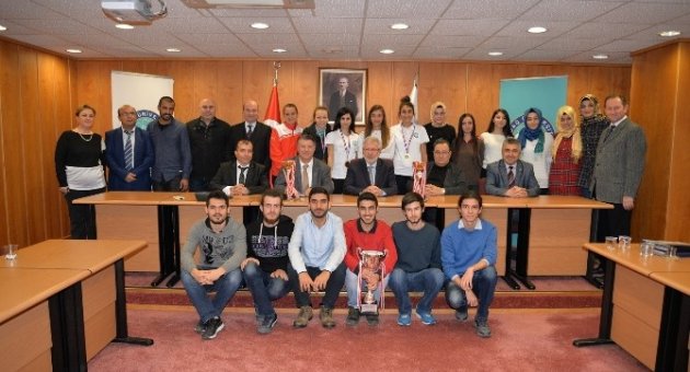 Rektör Ulcay Şampiyonları Ağırladı