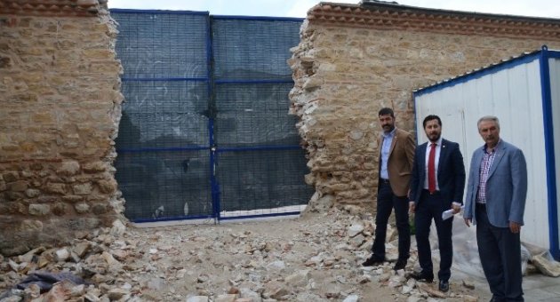 Restorasyon Yaparken, Kamyonlar İçin 435 Yıllık Duvarı Yıktılar