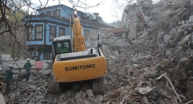 Riskli Defterdarlık Binası Yıkılıyor